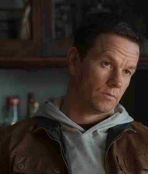 Mark Wahlberg (Spenser) in Spenser Confidential wearing a brown leather jacket