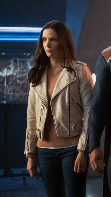 Elizabeth Tulloch as Lois Lane in Superman & Lois wearing a white motorcycle leather jacket
