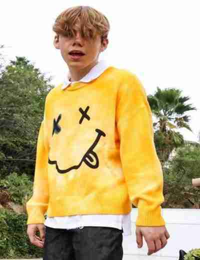 The Kid Laroi wewaring a yellow sweatshirt in Fuck Love music video