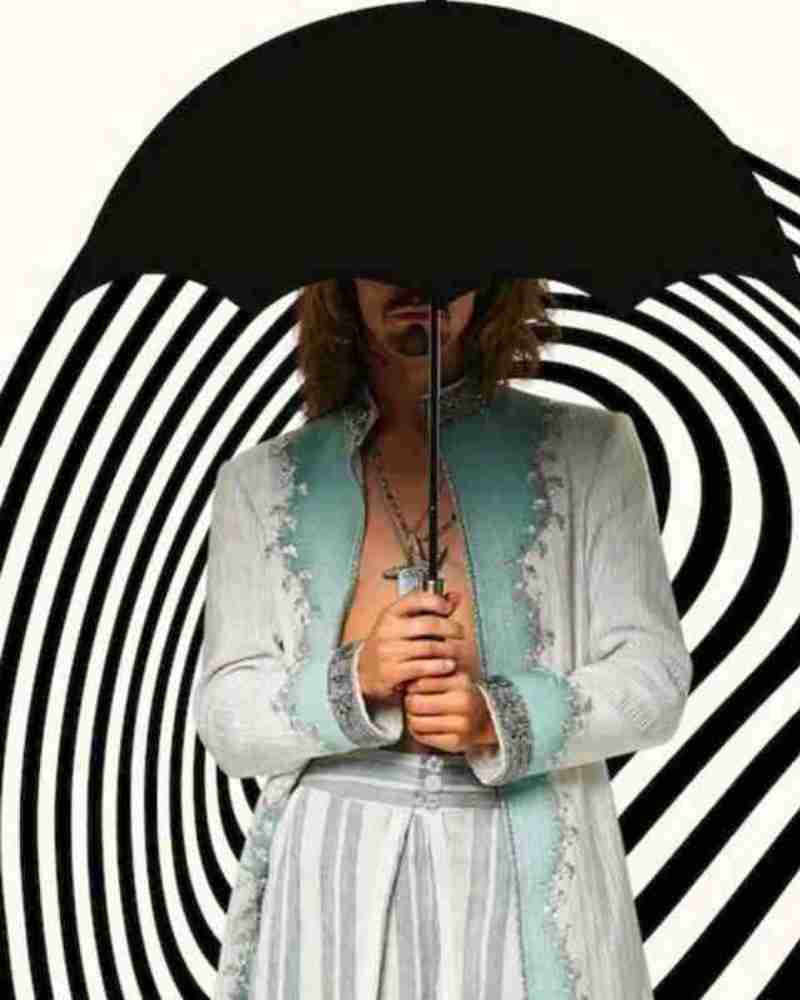 The Umbrella Academy S02 Robert Sheehan White Coat